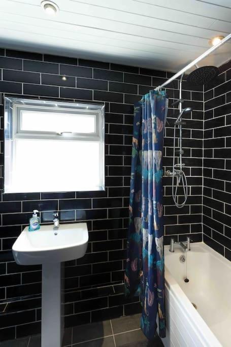 Apartment Chester/handbridge Sleeps 9 + Netflix Hough Green